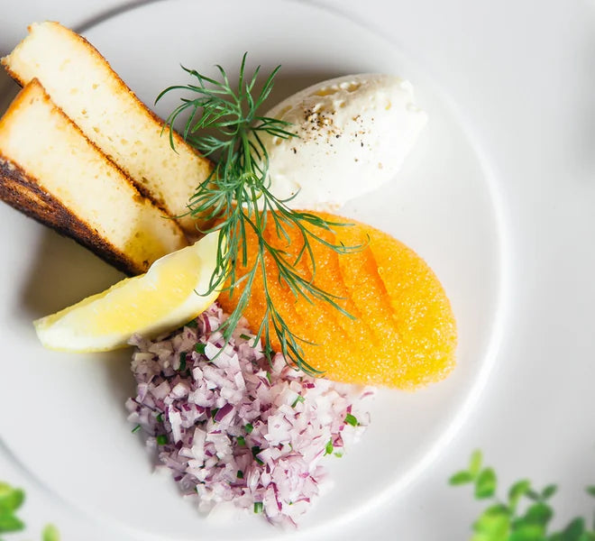 Löjromstoast på rostat surdegsbröd med crème fraiche, rödlök och dill